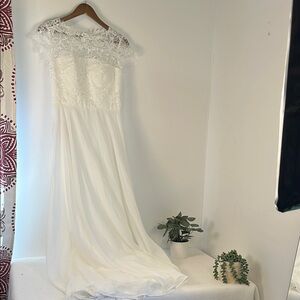 Size 8 JJs House Elegant White Lace Gown New with tags